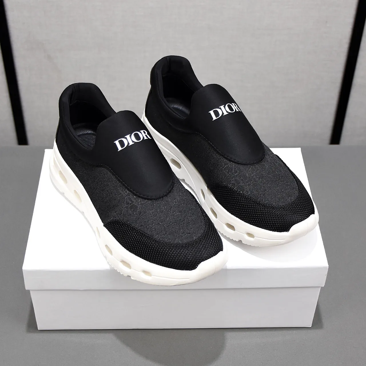 PP420🍒🍒🍒Dior's new 🆕low-cut casual sneakers, made of breathable mesh, with brand signature details on the shoe collar to enhance style. Fashionable and versatile, it can complement any look. With a sophisticated design that is both dynamic and modern, this new must-have shoe adds a new dimension to Dior's legacy, displaying modern elegance. Men's shoes 38-44 45🉑️customized